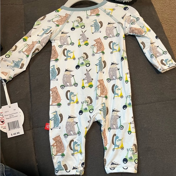 B 29 Magnetic Me Romper - Picture 3 of 4